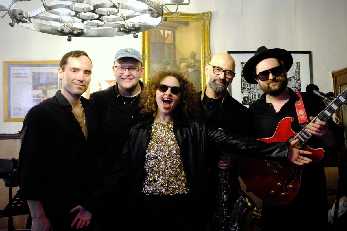 Die Guilty Pleasure Power Band in sechsköpfiger Besetzung mit Saxophon